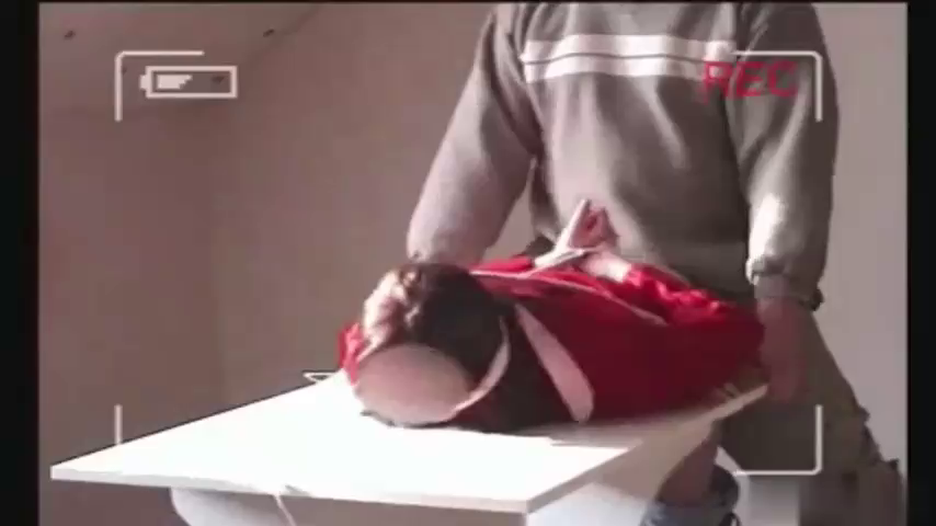 Молодая сучка в жёстоком изнасиловании